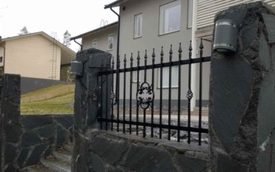 Металлические заборы и ограждения 9 Liperi terasaita takorautakoristeilla II 1030x534 1