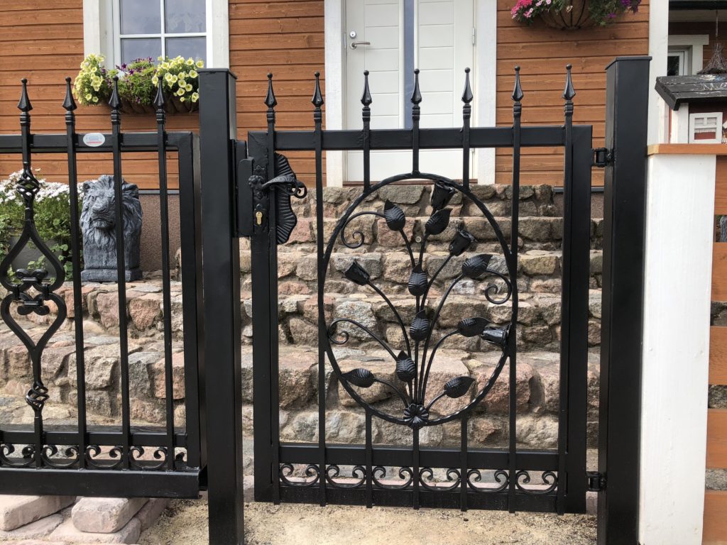 metallist sepistega jalgväravad