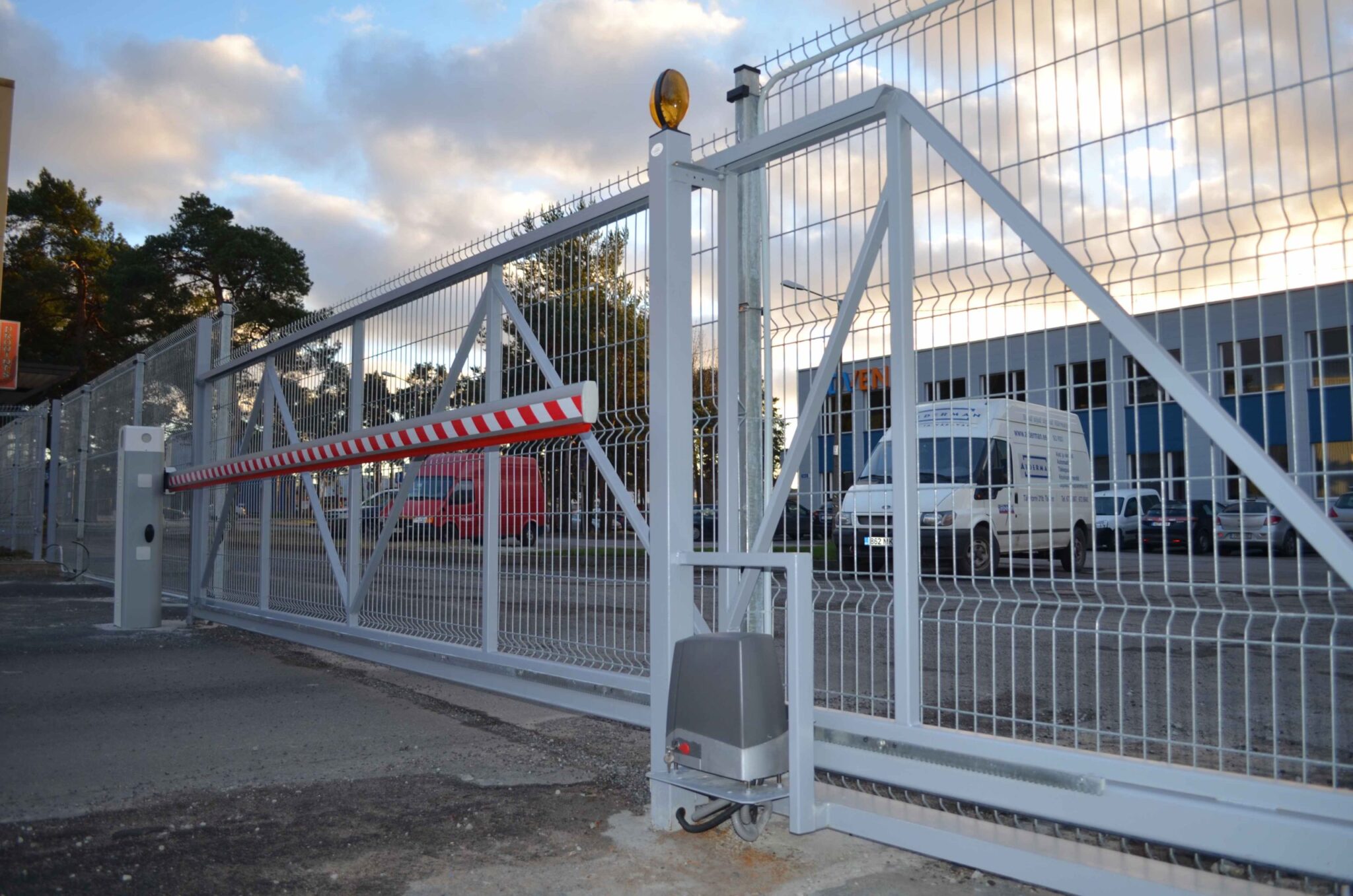 Kadaka liugvärav ja tõkkepuu suletuna