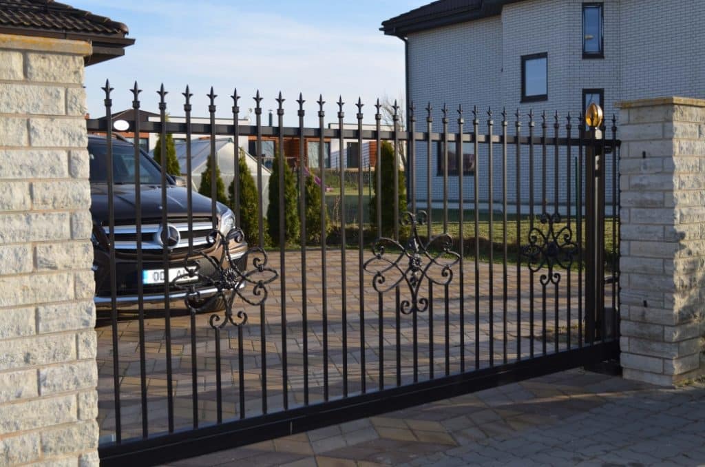 Järveküla sepiselementidega liugvärav