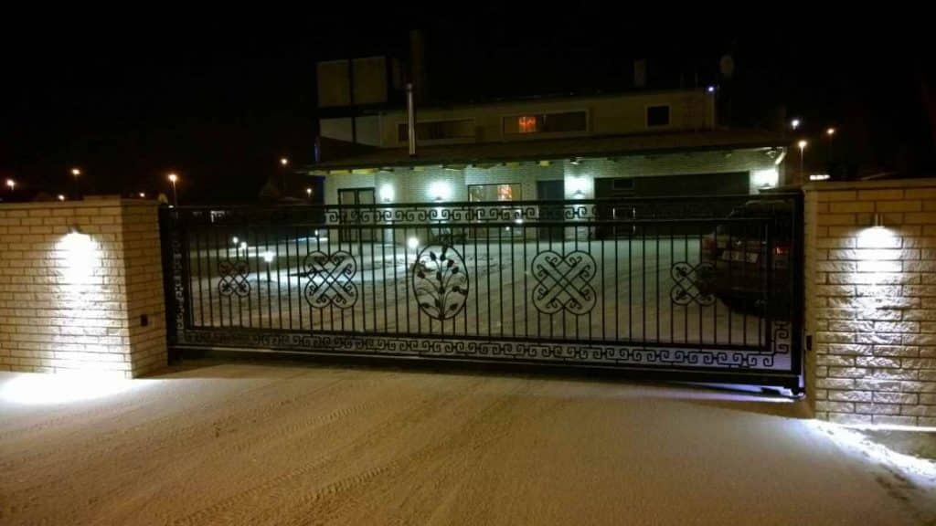 sepisrosettidega liugvärav