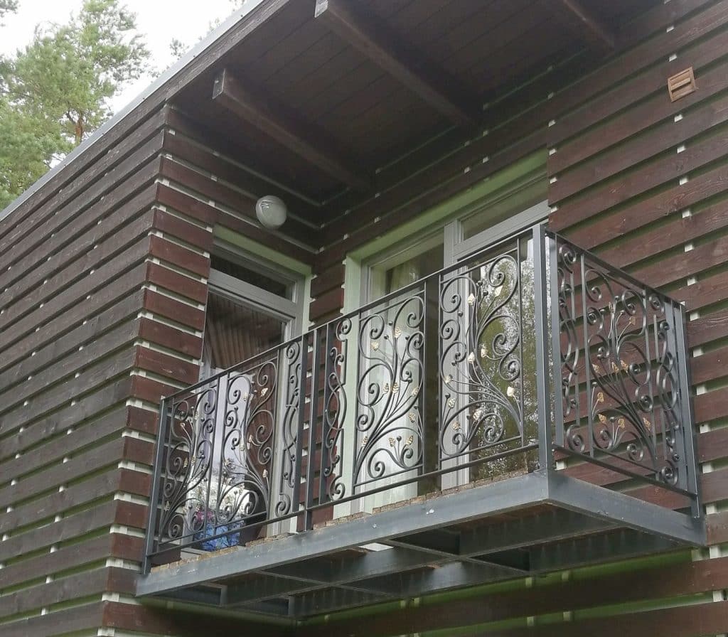 sepispaneelidega rõdupiirded