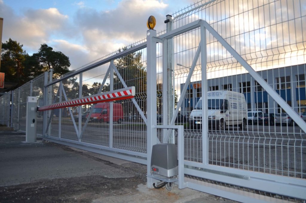 Kadaka liugvärav ja tõkkepuu suletuna