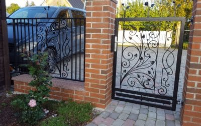 Takorautaelementistä aita ja portti